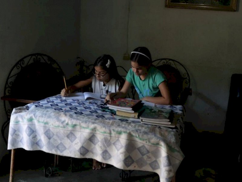 Gadis Remaja Ini Jadi Guru Dadakan Selama Sekolah Ditutup