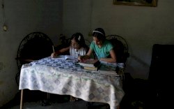 Gadis Remaja Ini Jadi Guru Dadakan Selama Sekolah Ditutup