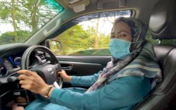 Tak Ada Lagi Fasilitas Negara Indah Putri Sering Nyetir Sendiri
