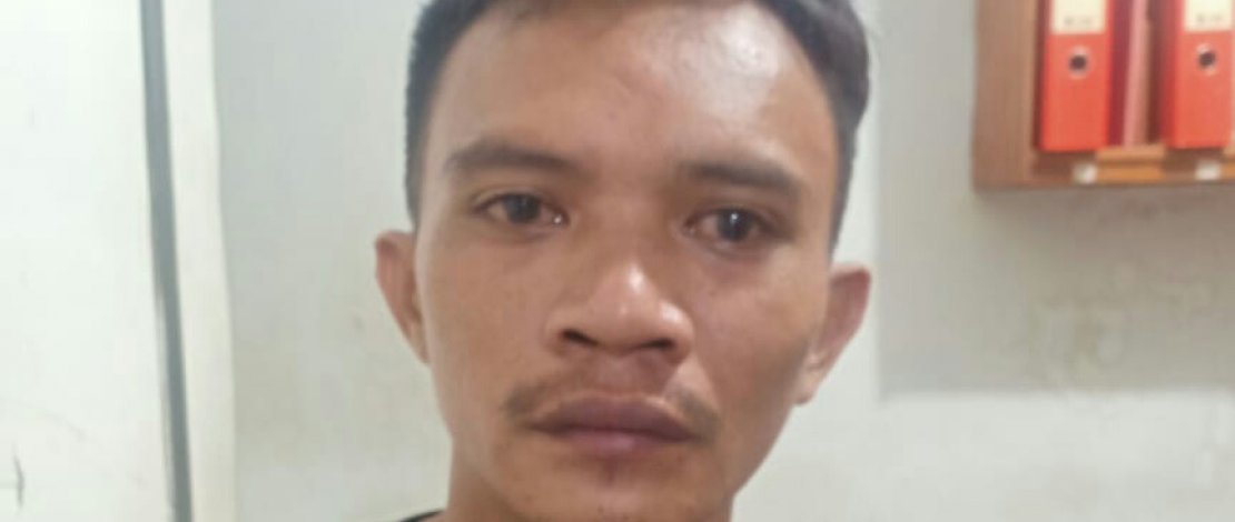 Pelaku Irfan dan barang bukti sepeda motor dan ponsel.