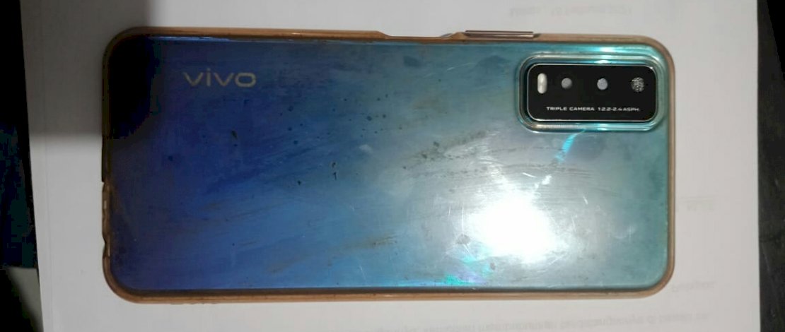 Pelaku Irfan dan barang bukti sepeda motor dan ponsel.