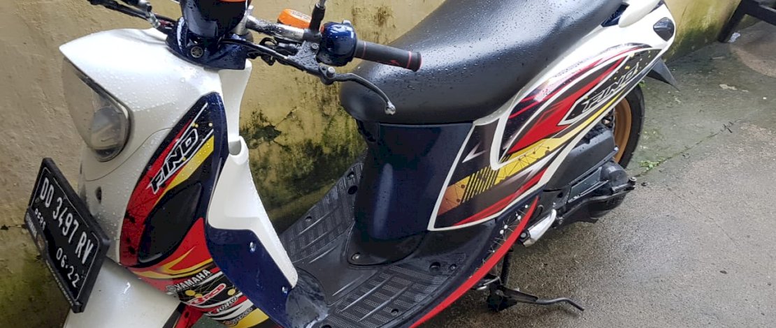 Pelaku Irfan dan barang bukti sepeda motor dan ponsel.