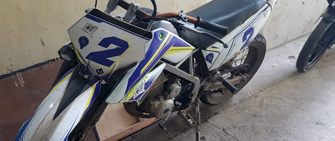 Pelaku Irfan dan barang bukti sepeda motor dan ponsel.