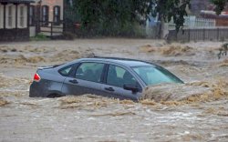Ini yang Harus Dilakukan Saat Mobil Terendam Banjir