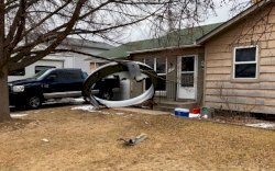 Mesin Pesawat Meledak di Udara, Jatuhkan Puing-puing ke Halaman Rumah Warga