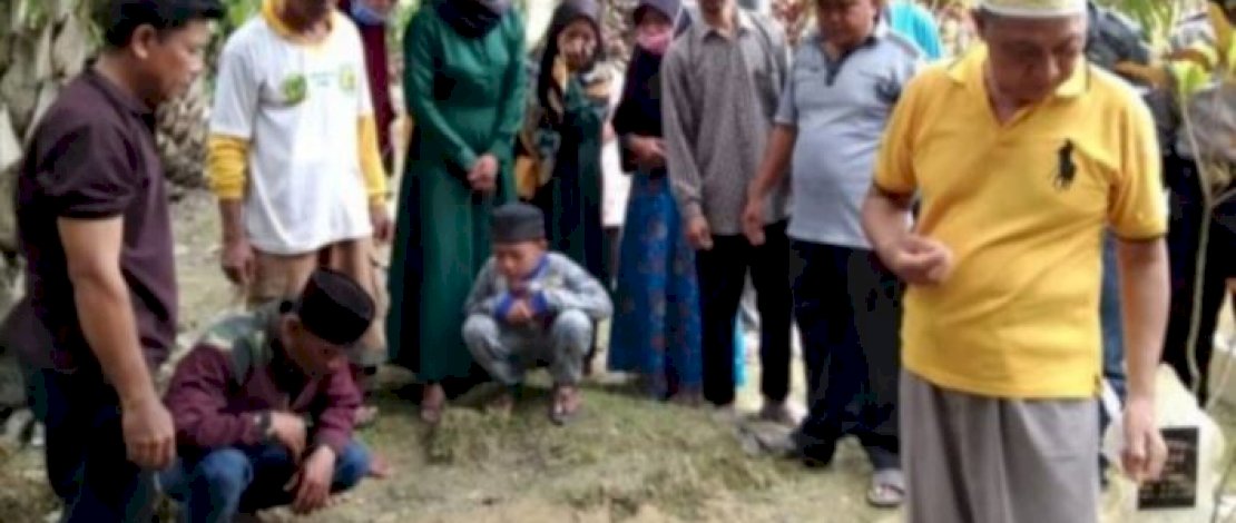 Proses pemakaman Suriono.