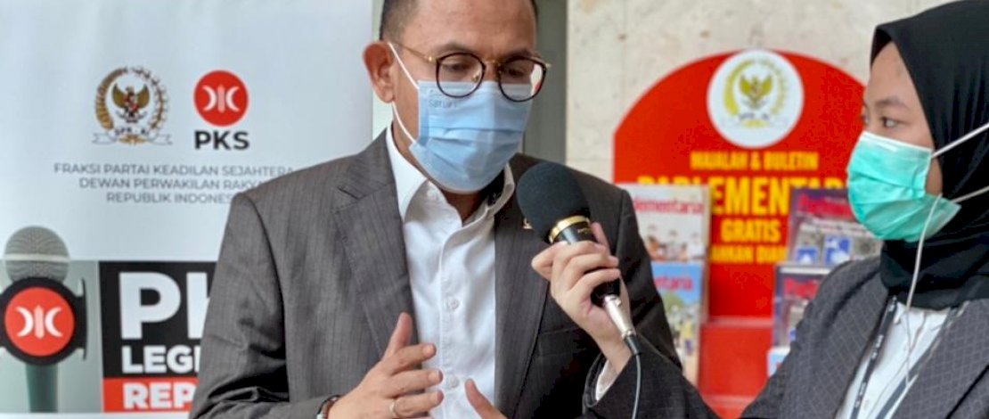 Andi Akmal Pasluddin saat diwawancarai seorang reporter. 