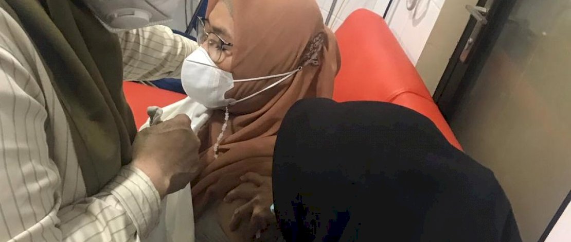 Rektor UIM Dr Ir Hj A Majdah M Zain MSi mendapat suntikan vaksin Covid-19. Rektor UIM Dr Ir Hj A Majdah M Zain MSi mendapat suntikan vaksin Covid-19.