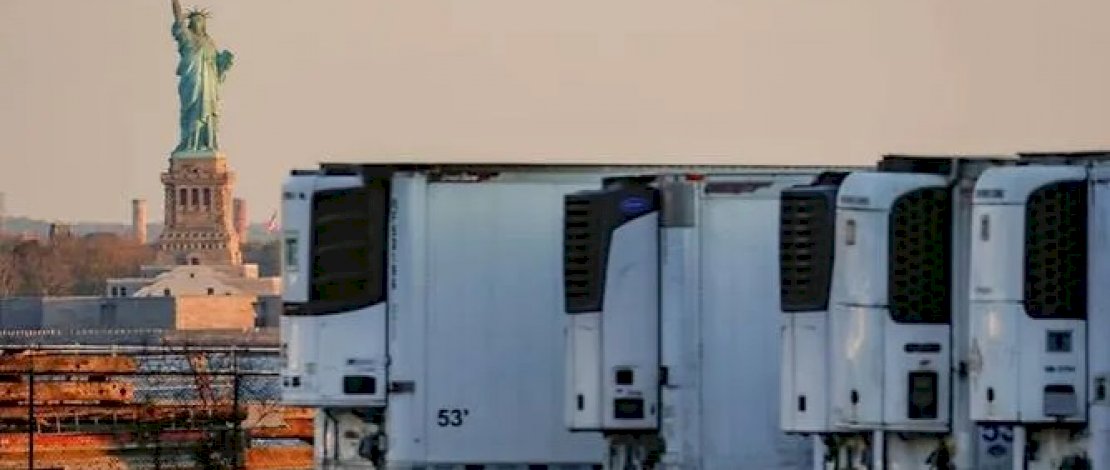 Trailer traktor berpendingin yang digunakan untuk menyimpan mayat Covid-19 terlihat di kamar mayat di wilayah Brooklyn di New York City pada 13 Mei 2020. (File foto: Reuters / Brendan McDermid) Trailer traktor berpendingin yang digunakan untuk menyimpan mayat Covid-19 terlihat di kamar mayat di wilayah Brooklyn di New York City pada 13 Mei 2020. (File foto: Reuters / Brendan McDermid)