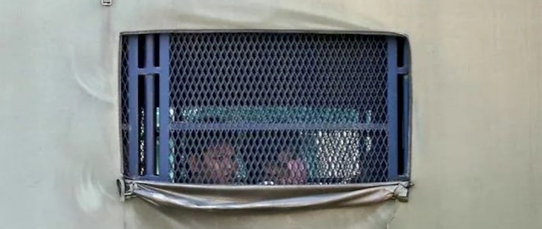 Para migran Myanmar yang akan dideportasi dari Malaysia terlihat di dalam truk imigrasi, di Malaysia, 23 Februari 2021. (Foto: REUTERS / Lim Huey Teng)