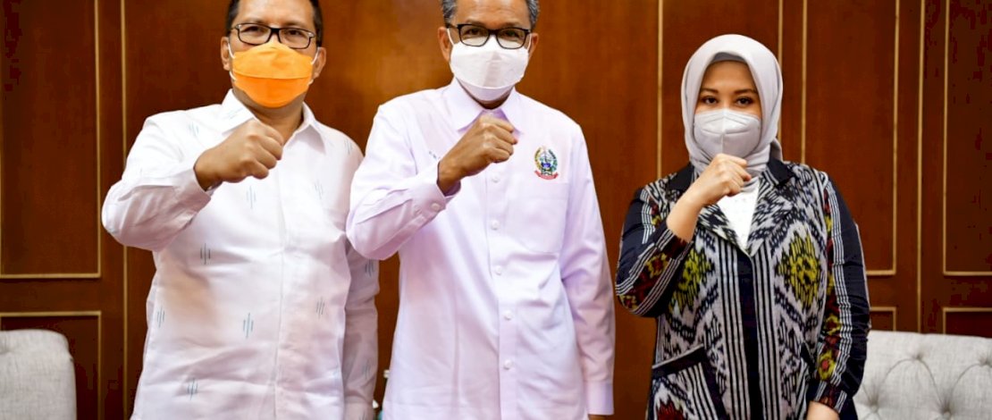 SILATURAHMI. Gubernur Sulsel Nurdin Abdullah, saat menerima kunjungan silaturahmi Wali Kota Makassar terpilih Moh Ramdhan 'Danny' Pomanto dan wakilnya, Fatmawati Rusdi, di Kantor Gubernur Sulsel, Rabu, 24 Februari 2021.