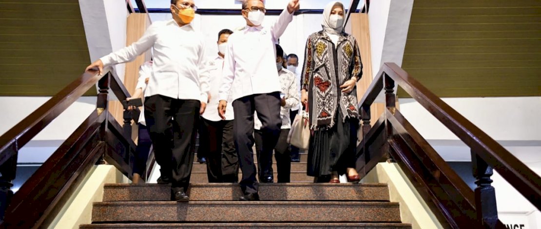 SILATURAHMI. Gubernur Sulsel Nurdin Abdullah, saat menerima kunjungan silaturahmi Wali Kota Makassar terpilih Moh Ramdhan 'Danny' Pomanto dan wakilnya, Fatmawati Rusdi, di Kantor Gubernur Sulsel, Rabu, 24 Februari 2021.