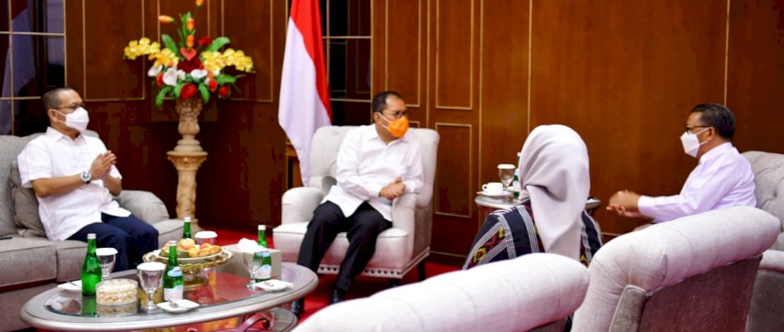 SILATURAHMI. Gubernur Sulsel Nurdin Abdullah, saat menerima kunjungan silaturahmi Wali Kota Makassar terpilih Moh Ramdhan 'Danny' Pomanto dan wakilnya, Fatmawati Rusdi, di Kantor Gubernur Sulsel, Rabu, 24 Februari 2021.