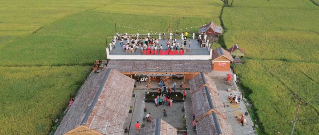 Rumah Makan Tepi Sawah dan Ferdhy Asdana saat masih aktif sebagai aktivis mahasiswa. 