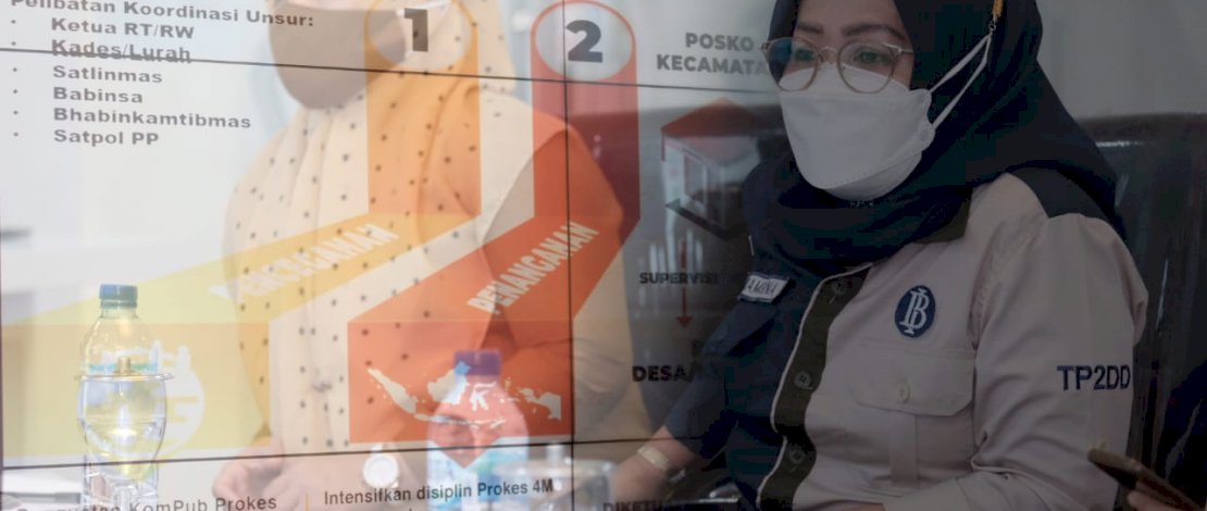 Pelaksana Harian (Plh) Bupati Gowa, Hj. Kamsina, saat mengikuti Sosialisasi PPKM Berbasis Mikro secara virtual di Peace Room A'Kio Kantor Bupati Gowa, Selasa (23/2/2021).