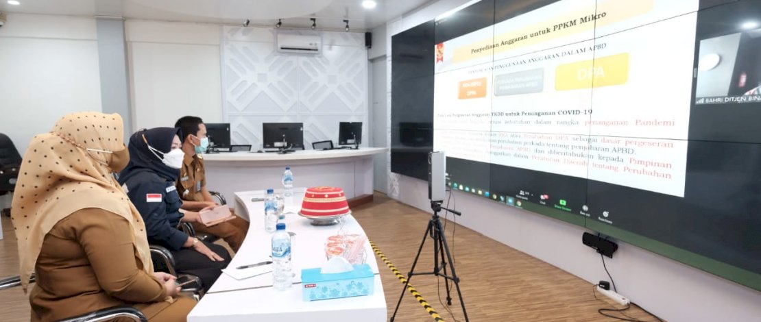 Pelaksana Harian (Plh) Bupati Gowa, Hj. Kamsina, saat mengikuti Sosialisasi PPKM Berbasis Mikro secara virtual di Peace Room A'Kio Kantor Bupati Gowa, Selasa (23/2/2021).