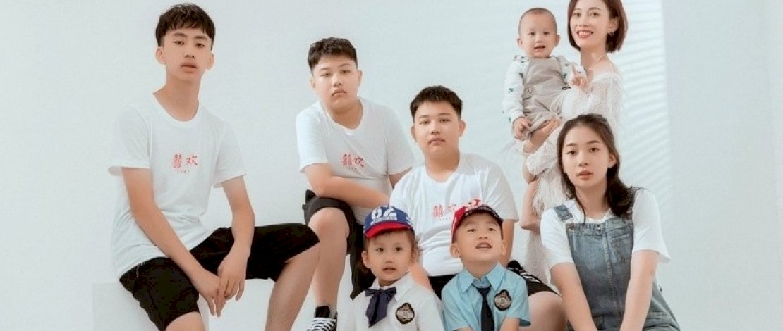 Zhang Rongrong (kanan atas) bersama lima laki-laki dan dua perempuan-nya.