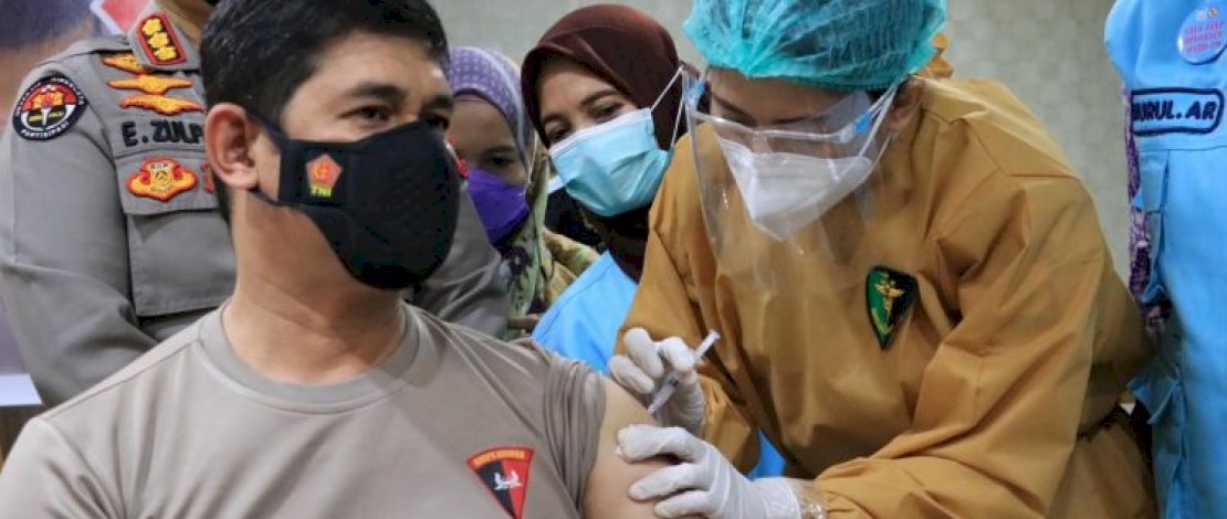 Kapolda Sulsel Irjen Pol Drs Merdisyam mendapatkan Vaksinasi Covid-19 Tahap II, yang digelar di Lobby Mapolda Sulsel, Kamis (25/02/21).