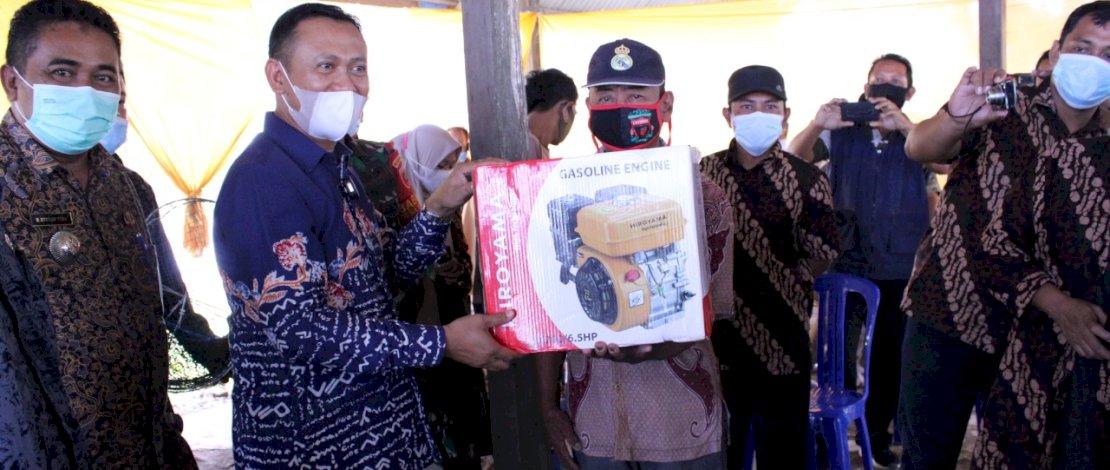 Bupati Takalar, Syamsari Kitta menyerahkan bantuan Mesin perahu di Kecamatan Polut, Kab Takalar. Bupati Takalar, Syamsari Kitta menyerahkan bantuan Mesin perahu di Kecamatan Polut, Kab Takalar.