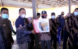 Bupati Takalar Serahkan Bantuan Mesin Perahu dan Alat Tangkap Kepiting di Mappakasunggu