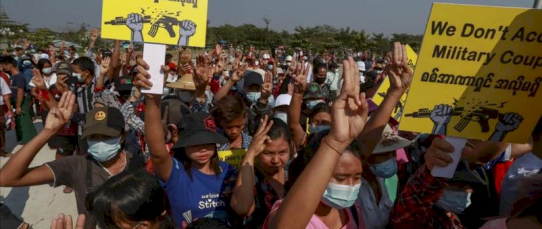 Demonstran memprotes kudeta militer