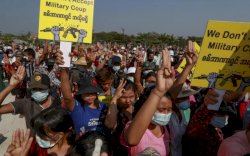Demonstran Pro dan Anti-Militer Bentrok di Myanmar