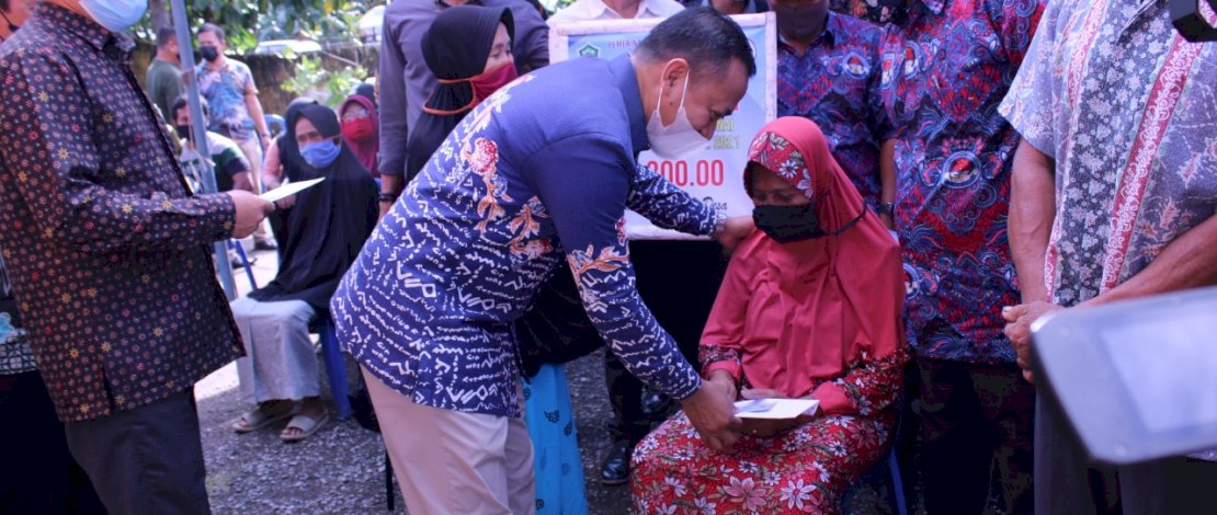 Serahkan BLT di Desa Patani, Syamsari: Sandang Pangan Warga Wajib Terpenuhi 