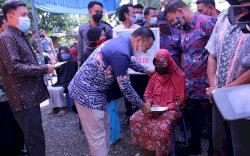 Serahkan BLT di Desa Patani, Syamsari: Sandang Pangan Warga Wajib Terpenuhi 