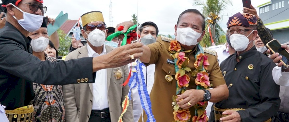 Bupati Luwu Apresiasi Sinergitas Pemdes dan Masyarakat Bangun Gapura Desa Rante Damai Bupati Luwu Apresiasi Sinergitas Pemdes dan Masyarakat Bangun Gapura Desa Rante Damai