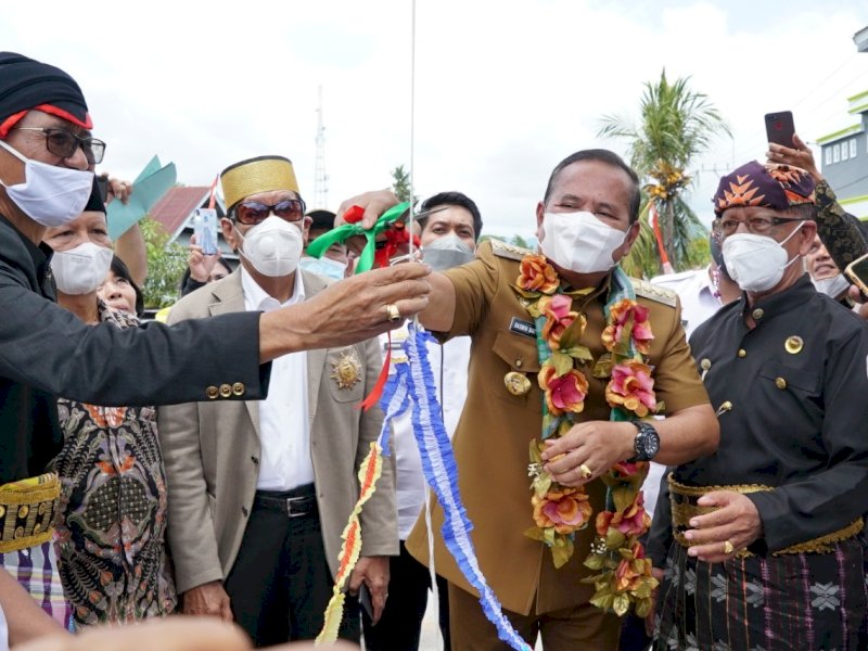 Bupati Luwu Apresiasi Sinergitas Pemdes dan Masyarakat Bangun Gapura Desa Rante Damai