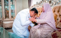 Sebelum dilantik, Chaidir Syam cium tangan ibundanya tercinta