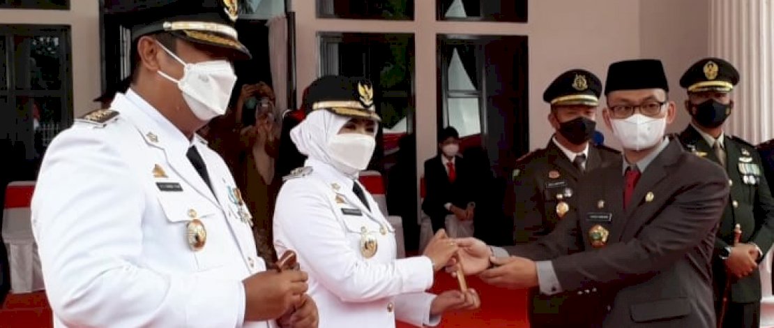 Tiba di Rujab Bupati Maros, Chaidir Syam dan Suhartina Dihadiahi Sepasang Badik