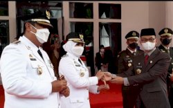 Tiba di Rujab Bupati Maros, Chaidir Syam dan Suhartina Dihadiahi Sepasang Badik