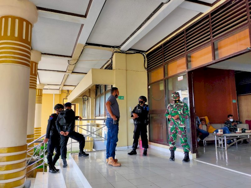 Bupati Soppeng Dilantik, Satu Regu Brimob Bone Amankan Kantor Bupati