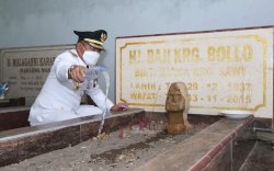 Usai Dilantik, Wabup Gowa Langsung Ziarah ke Makam Orang Tuanya