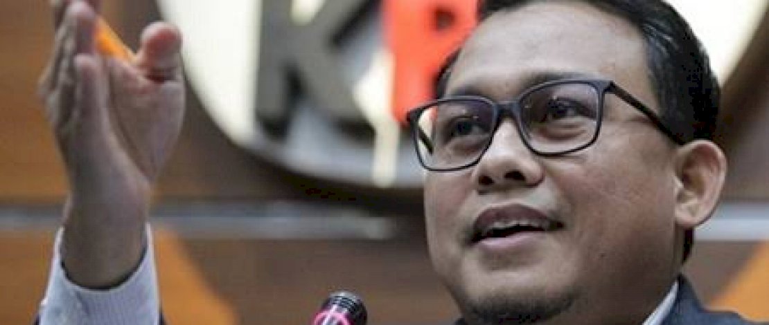 Nurdin Abdullah saat tiba di Jakarta. Foto lain, Jubir KPK, Ali Fikri.