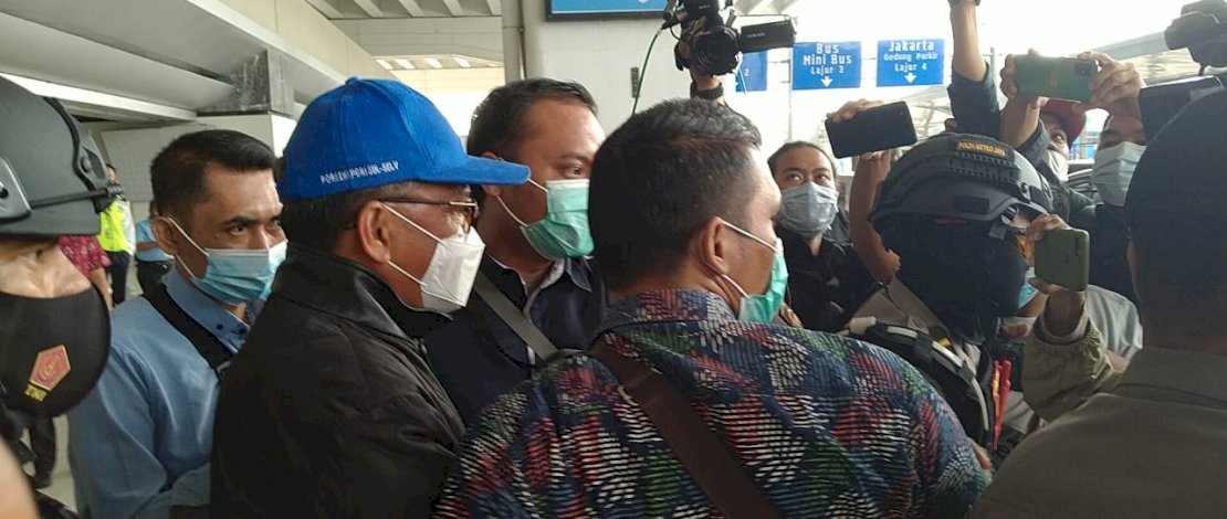 Nurdin Abdullah saat tiba di Jakarta. Foto lain, Jubir KPK, Ali Fikri.