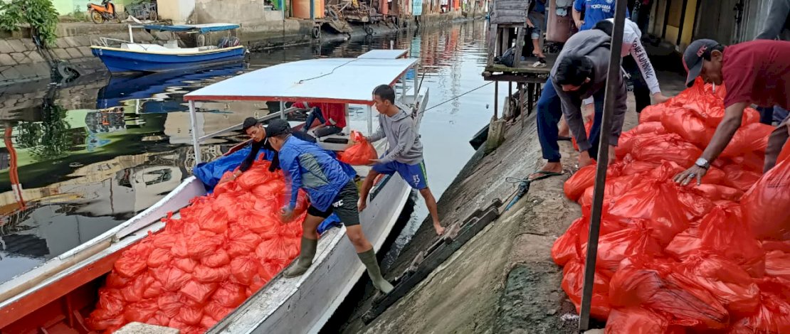 BMI Sulsel Bagikan 348 Paket Sosial di Pulau Langkai&nbsp;