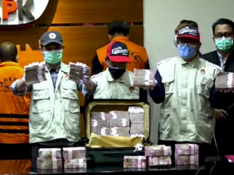 Di Ruang Sidang Pengadilan Tipikor Makassar, Eks Ajudan Beber Amplop SGD200 Ribu Diserahkan ke NA