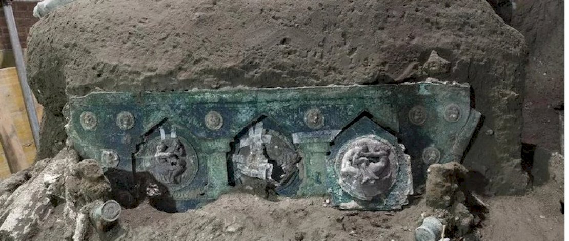 Kereta, dengan elemen besi, dekorasi perunggu dan sisa-sisa kayu yang termineralisasi, ditemukan di Civita Giuliana, utara Pompeii pada 27 Februari 2021 (Foto: AP)
