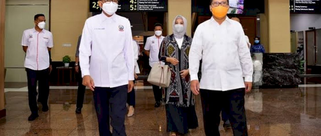 Gubernur Sulsel Nurdin Abdullah saat menerima Wali kota Makassar terpilih Danny Pomanto di Kantor Gubernur baru baru. Gubernur Sulsel Nurdin Abdullah saat menerima Wali kota Makassar terpilih Danny Pomanto di Kantor Gubernur baru baru.