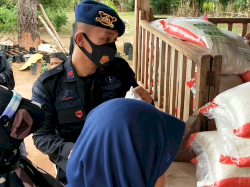 Kembali!! PASKAS Bersama Brimob Bone Salurkan 10 Ton Beras ke 14 Ponpes di Bone