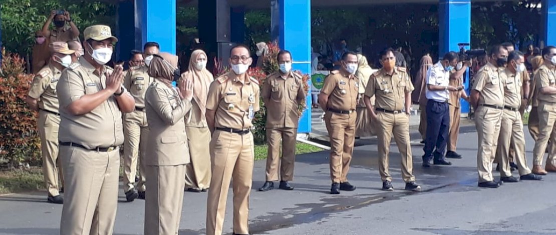 Chaidir Syam saat memberikan pengarahan kepada ASN di Lapangan Pallantikang, Maros.