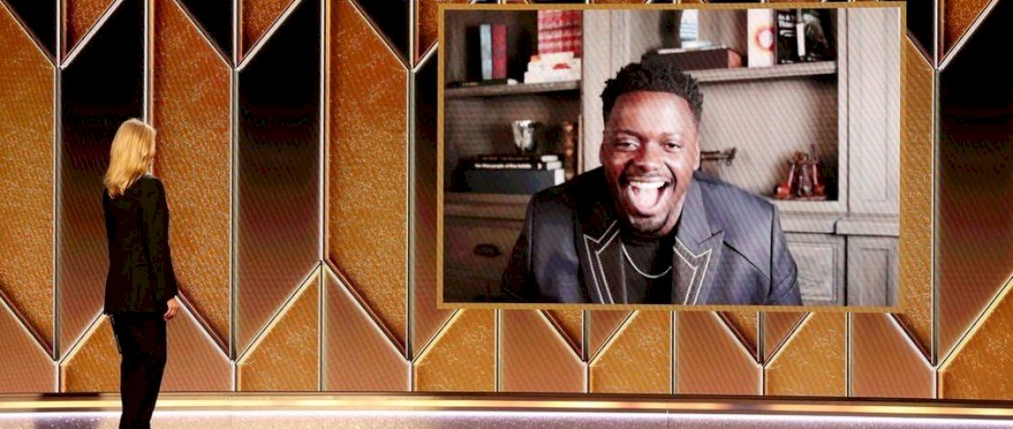 Mantan pemenang Globe Laura Dern memberikan penghargaan kepada Daniel Kaluuya sebagai aktor pendukung terbaik. (Reuters)