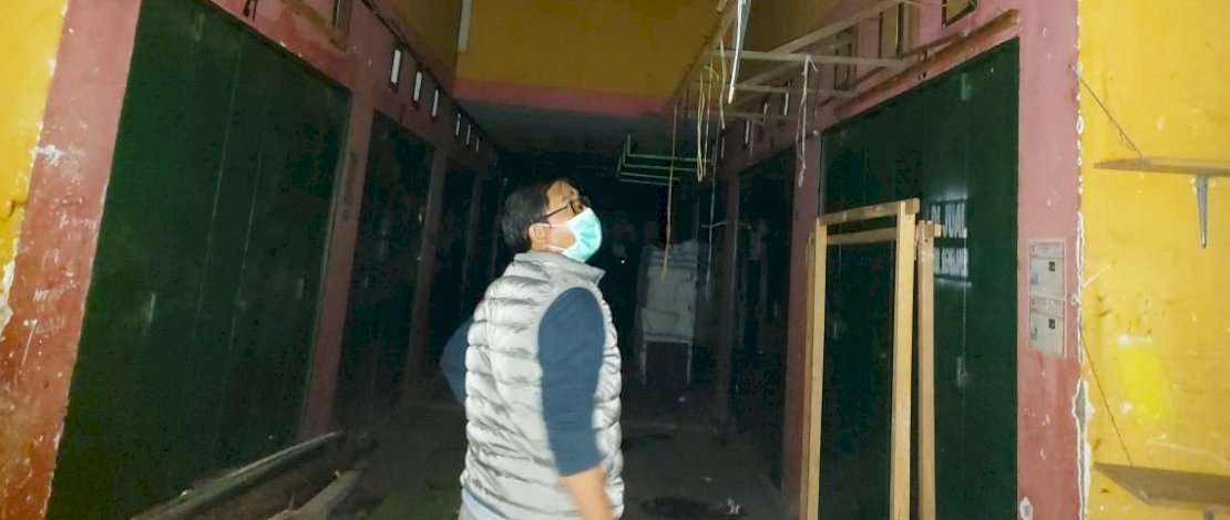 Suaib Mansur saat mengunjungi Pasar Sentral Masamba, Lutra tadi malam.