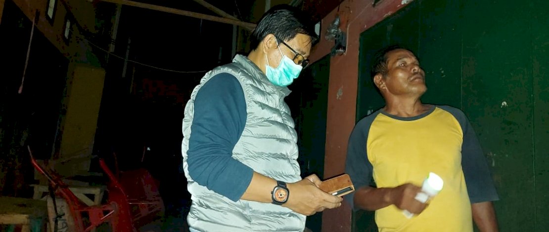 Suaib Mansur saat mengunjungi Pasar Sentral Masamba, Lutra tadi malam.