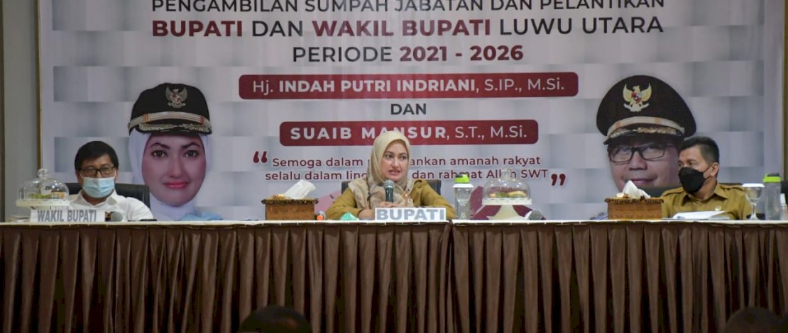 Indah Putri Indriani saat memimpin rapat dengan para jajarannya.