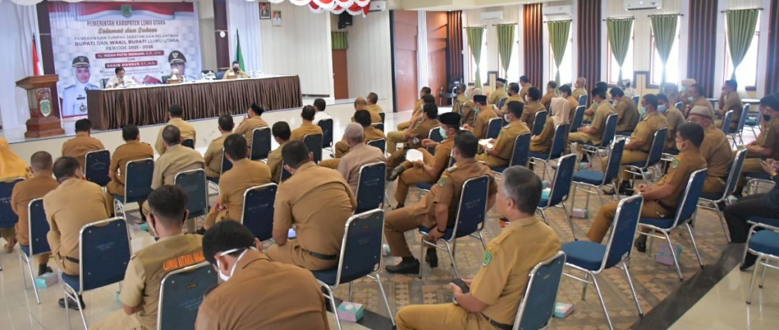 Indah Putri Indriani saat memimpin rapat dengan para jajarannya.