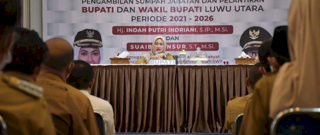 Indah Putri Indriani saat memimpin rapat dengan para jajarannya.