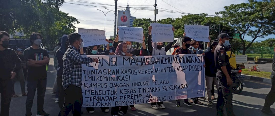 Aksi Aliansi Mahasiswa Ilmu Komunikasi di Menara UMI, Jalan Urip Sumoharjo, Makasar, Senin (1/3/2021).